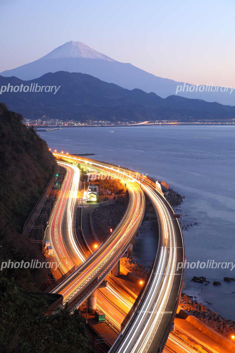 東名高速道路の上り線 富士川サービスエリア付近の道路上から望む冬の富士山の写真素材98001602- PIXTA