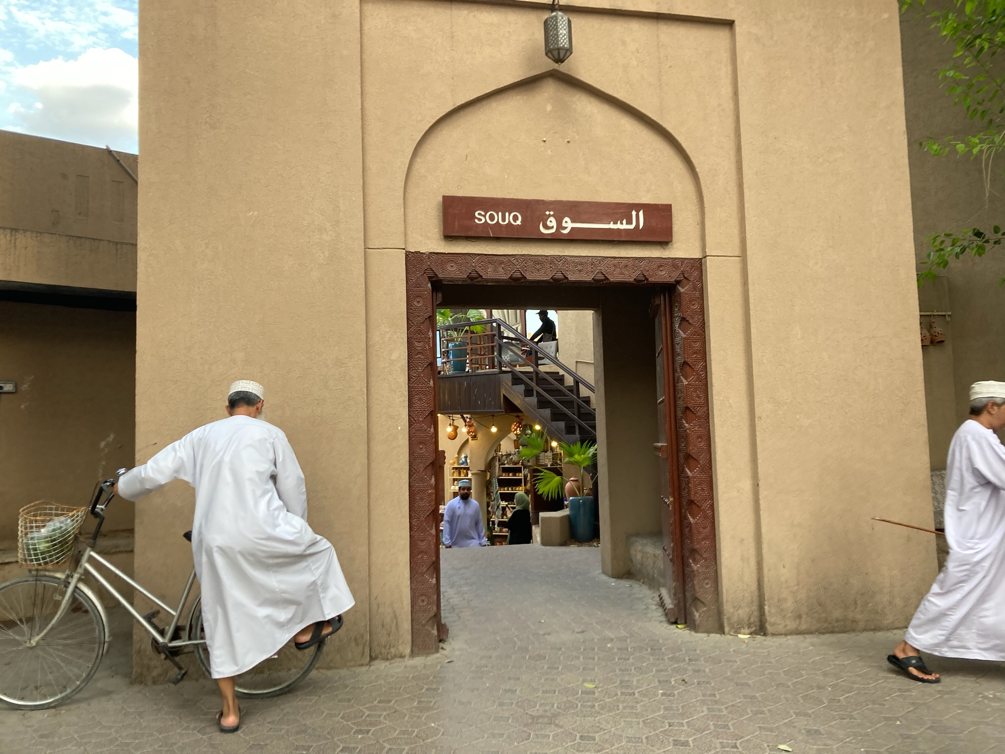 １～２日目 マスカットへのフライトと市内観光 –