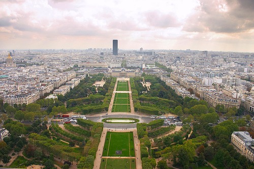 パリ：エッフェル塔の階段で2階まで登り、頂上まで登るオプション