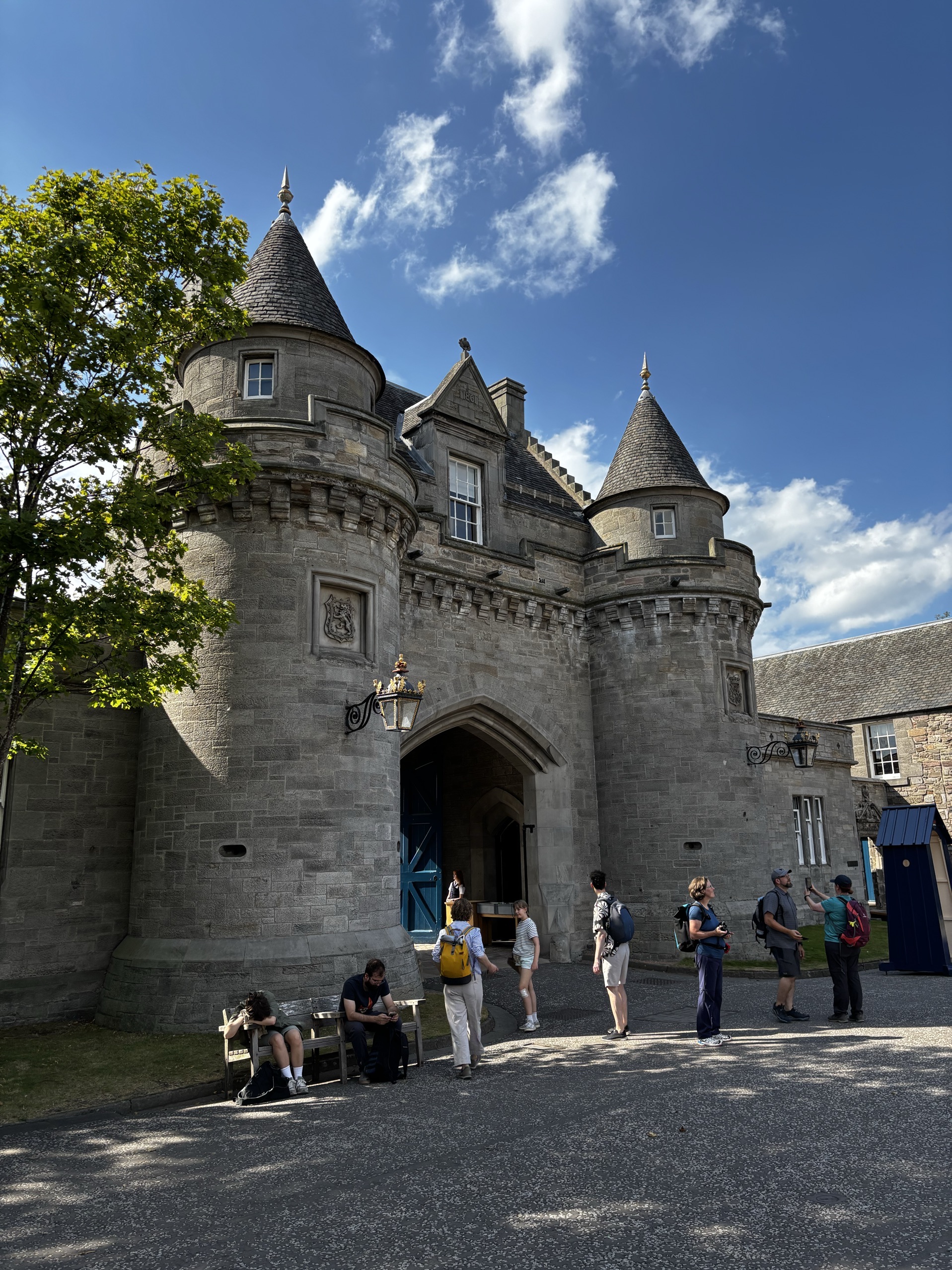 ホリールードハウス、これがエディンバラの現在の王宮を訪ねた時の風景です