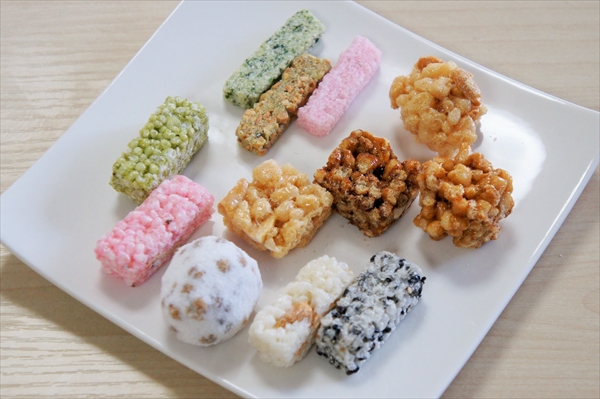 雷おこし”は，浅草の雷門 正式には風雷神門 に由来します．この門は，名前の通り風神と雷神を祀ったもので，パッケージや紙袋には風神と雷神が描かれています