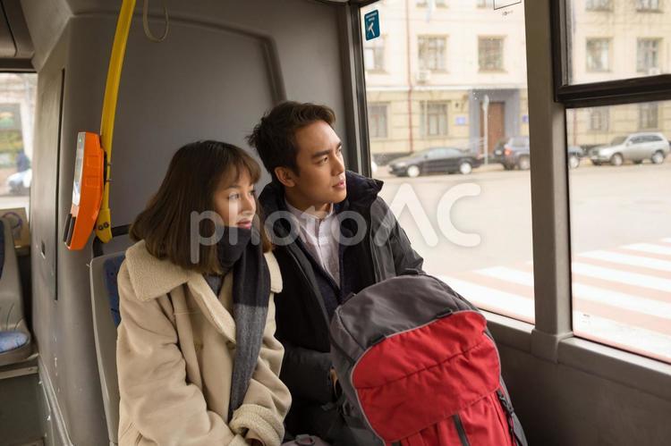カップルの幸せな旅を読んで鉄道ウィンドウ女性を探している男性の写真素材・画像素材 Image 16968367