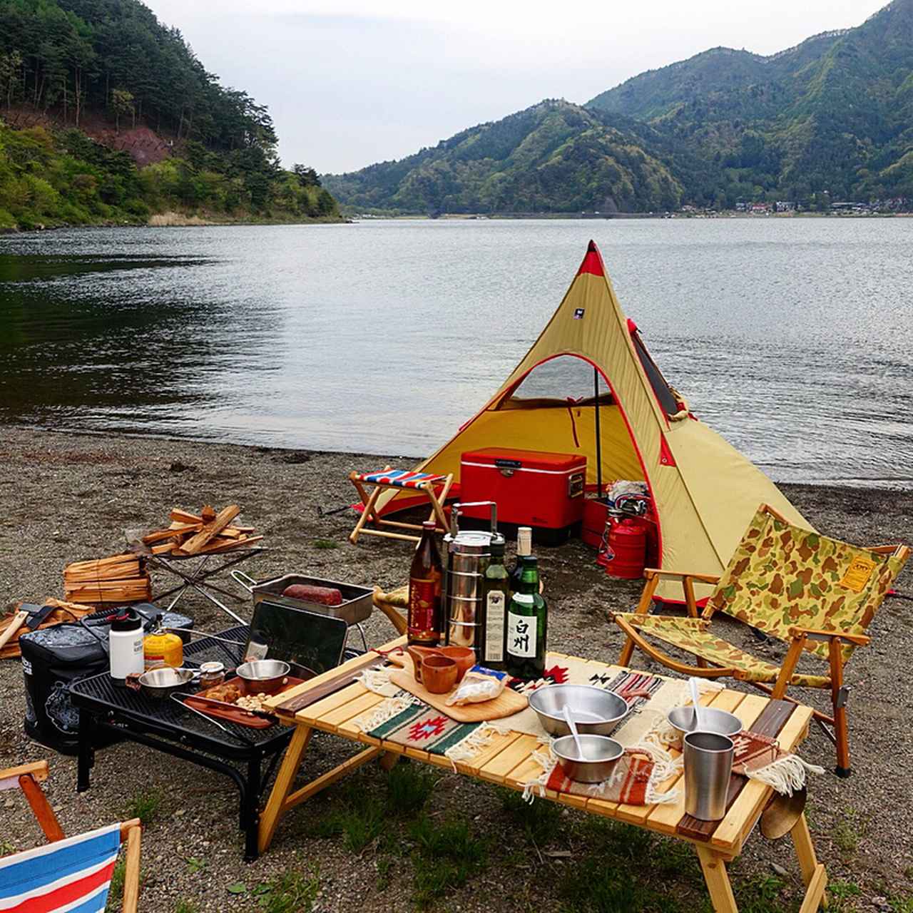 キャンプのおすすめキッチンレイアウト！おしゃれなラックやテーブルも紹介！キャンプ・アウトドア情報メディアhinata