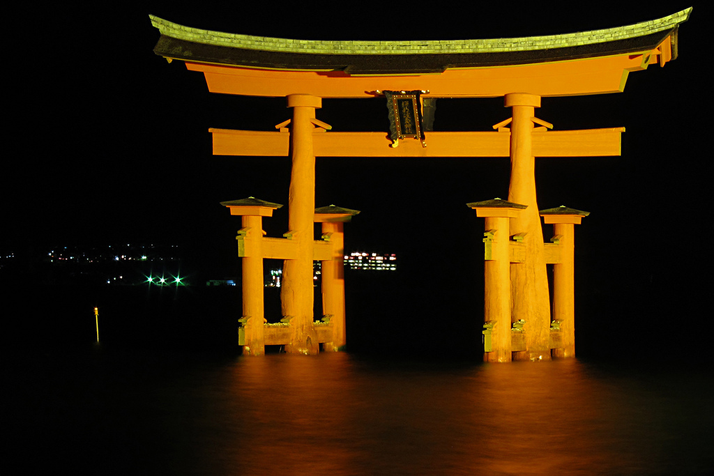 夜のツアー❗️ナイトクルージングの時間＆料金 厳島神社と大鳥居のライトアップ開始時間or満潮時に船で鳥居をくぐる！厳島神社-御朱印