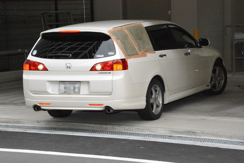 空爆。 燃える落下面。 飛行機は地面に墜落した。 暗い火の背景におもちゃで飾られている。 航空事故のコンセプト。限定フォーカス」の動画素材