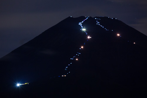 星空と登山者の灯りが連なる夏の夜の富士山 写真素材4115979- フォトライブラリ
