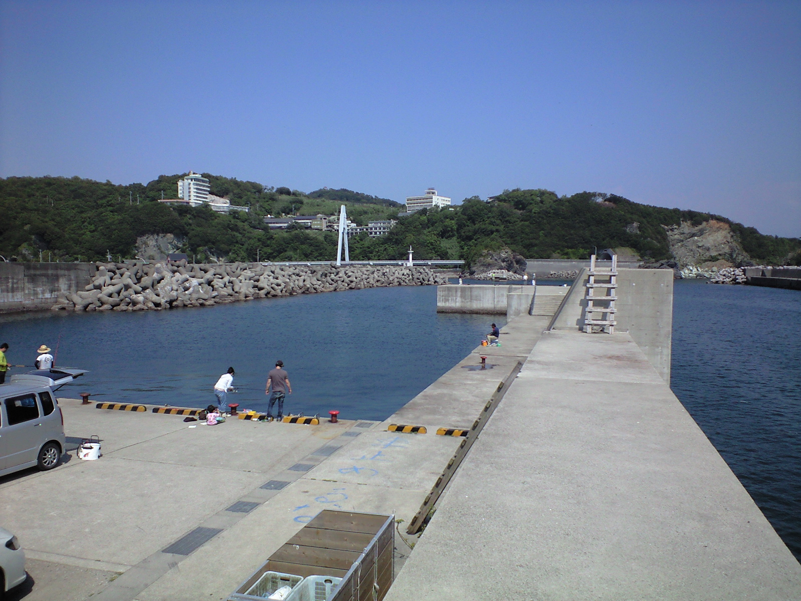 今朝の雑賀崎リアルタイムおはようございます☀️ 午前6時の雑賀崎漁港リアルタイムです。 気温は6℃、西風が強く吹いて体感温度はかなり寒いです。釣り人は数名程で巡回時は釣果を確認出来ず、、まだまだ夜中にアジが釣れてますよ
