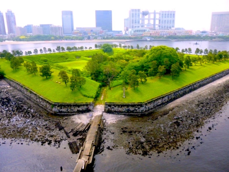 東京湾に浮かぶ幕末の砲台跡「第三台場 台場公園 」で味わう非日常感』お台場