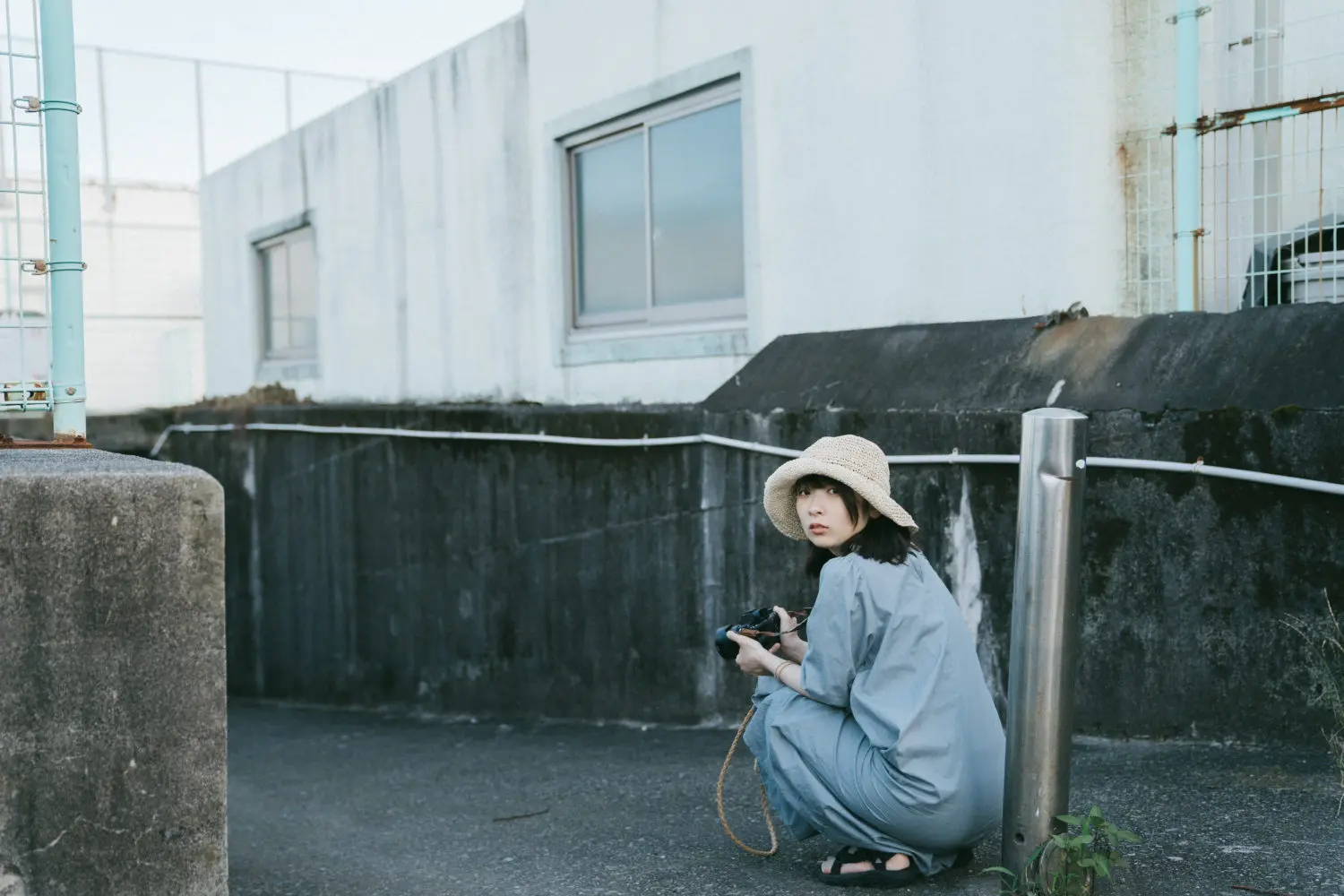 いつもよりちょっと後ろから撮影！ 海へと続くトンネルは こうなってるんです😁 別世界への入口みたいでワクワクしますよね✨小田原のチカラトンネル小田原odawaraワクワク海seaoceanoceanviewtunnel西湘バイパス高架下海のある生活風景