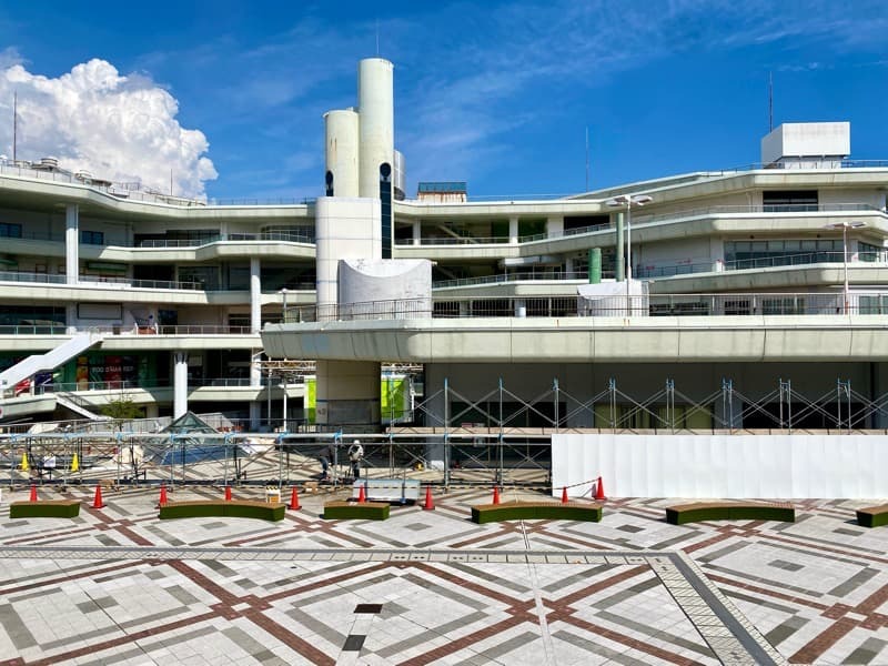 巨大廃墟が放置されている大阪の千里中央駅前