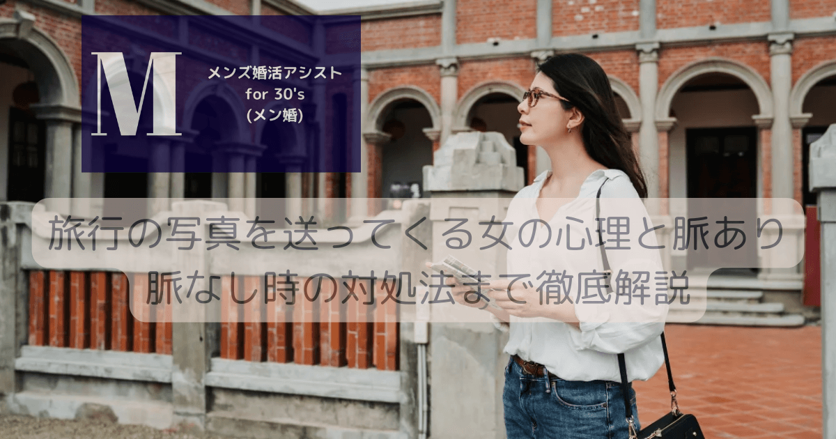 こちらに振り返って視線を送る二人の女性 10179016310 の写真・イラスト素材アマナイメージズ