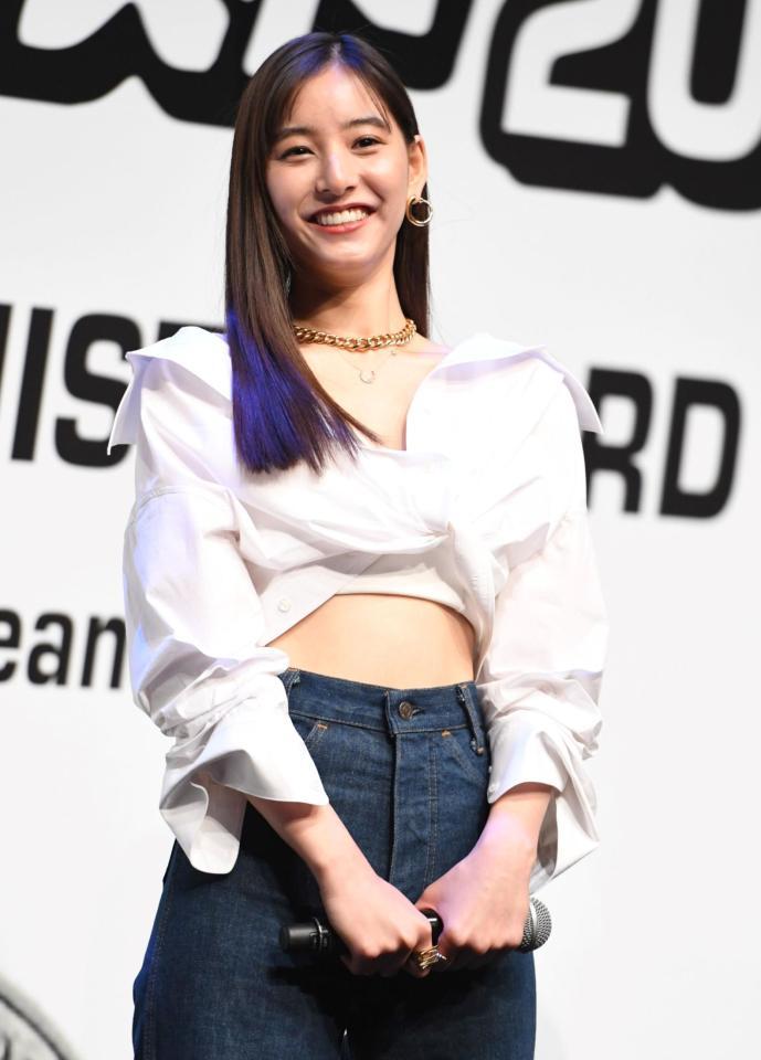 新木優子「色気がヤバイ」「セクシー感凄すぎ」胸元開けシャツ姿で美バストライン大胆披露し反響 - 芸能 : 日刊スポーツ