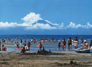 夕焼けスポットで有名な原岡海岸で、夕暮れ時の桟橋を撮影してみました – ニッポナントカ