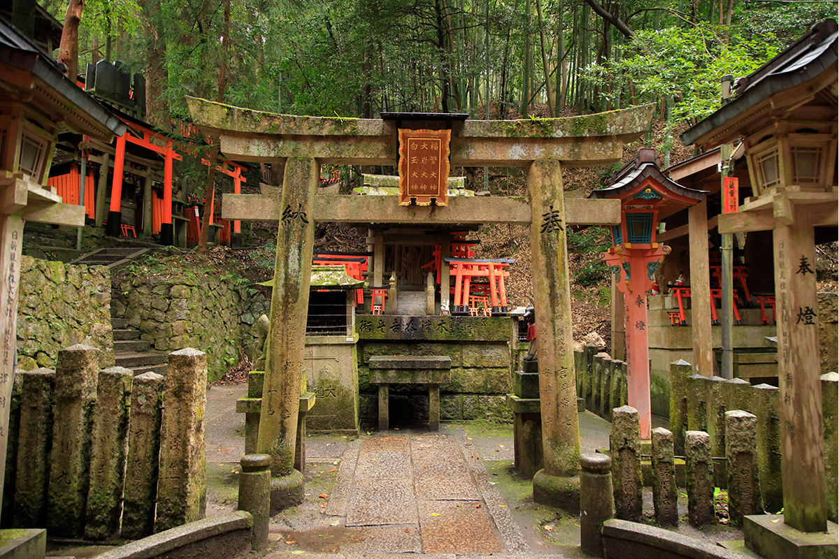 伏見稲荷大社の頂上まで完全ガイド - 登頂ルートや見どころ、所要時間を解説 -