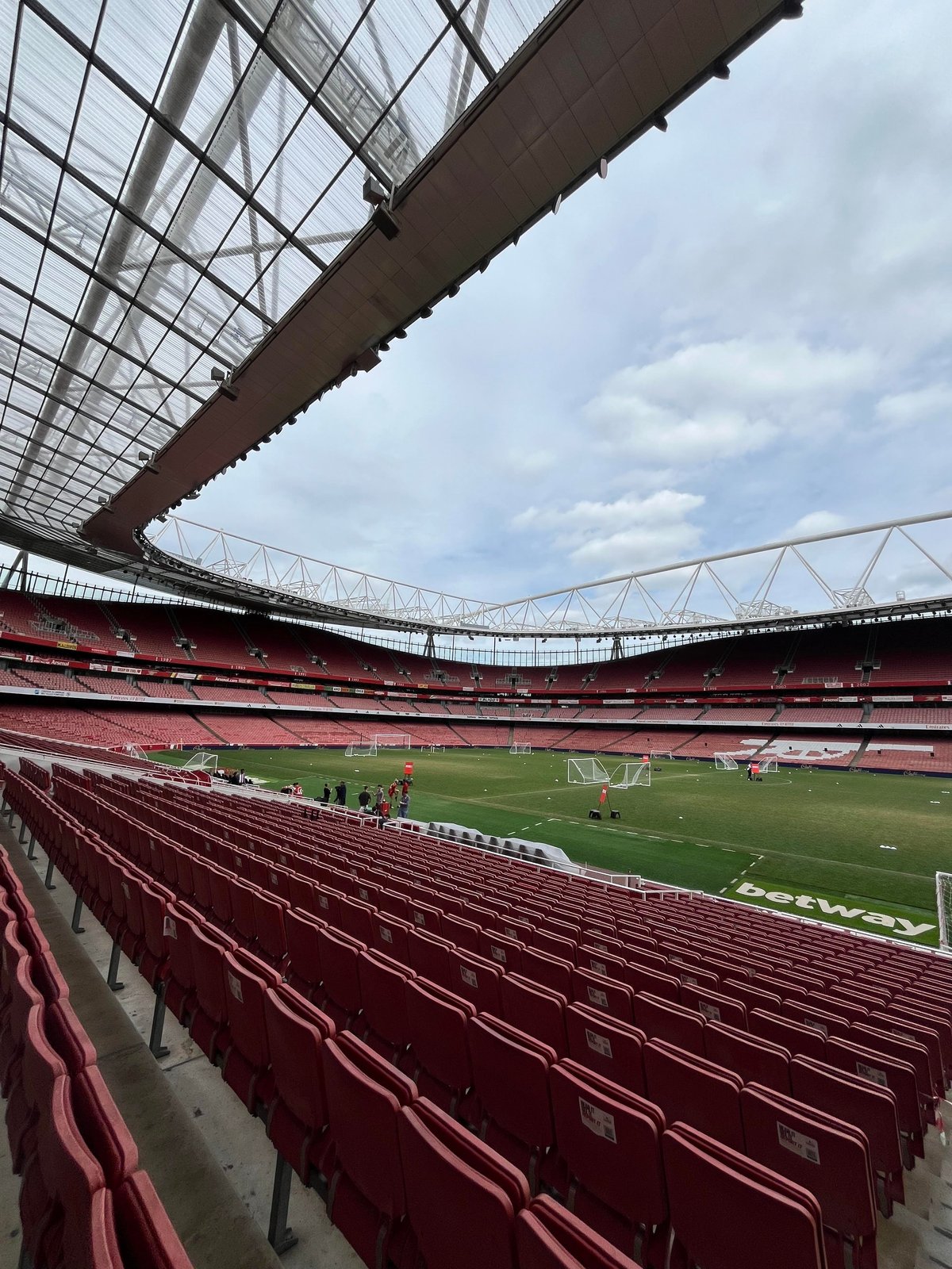 2025年 エミレーツ・スタジアム - 出発前に知っておくべきことすべて -