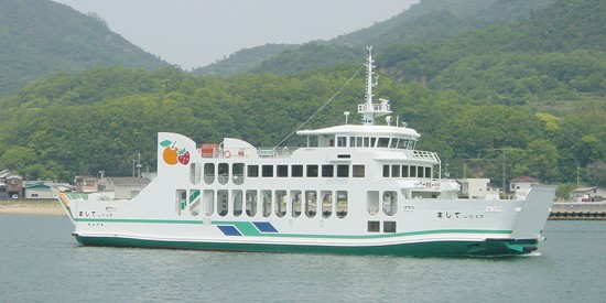 玉野市の宇野港に先月寄港した、クルーズ客船「ル・ソレアル」です。5月は3回寄港する予定です。5月5日・7日・21日小豆島・豊島行きのフェリーは、やや小型です。Facebook