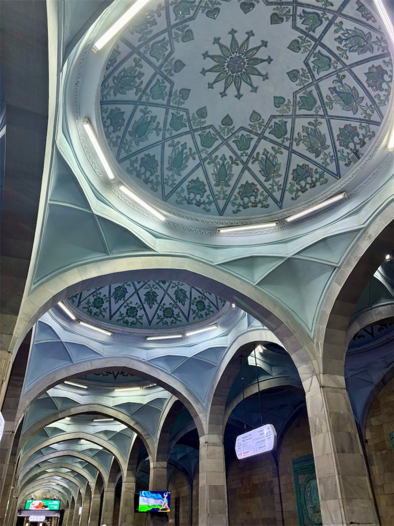 メトロ – ウズベキスタン、中央アジア、コーカサスへのツア