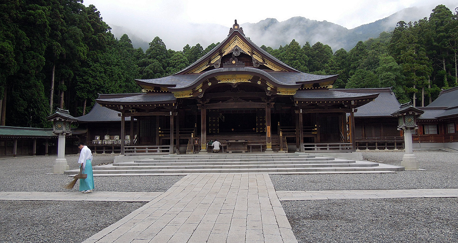 弥彦神社 彌彦神社 への訪問 弥彦駅からのアクセスも収録！