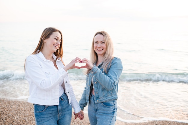 ไอเดียท่าโพสต์ถ่ายรูปคู่เพื่อนกับทริปทะเล