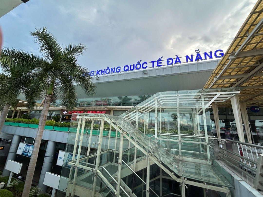 ダナン空港から15-20分ぐらいの ミーケビーチ🌴🌺 .