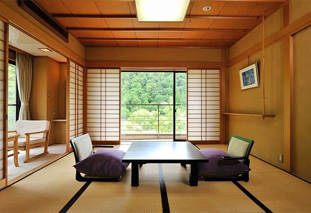 竹中工務店による、長野・塩尻市の宿泊施設「歳吉屋 BYAKU Narai」。古い町並みが残る“奈良井宿”の重要伝統建築の再生計画、潜在価値の掘り起こしを課題として古民家の歴史や背景と対話し文脈を引継いだ新旧が交わる空間を考案、歴史を継承し町に開かれた施設のモデルを