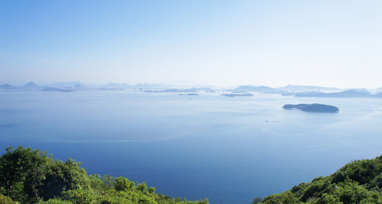 夕日に染まる王子が岳のニコニコ岩 10009050397 の写真・イラスト素材アマナイメージズ