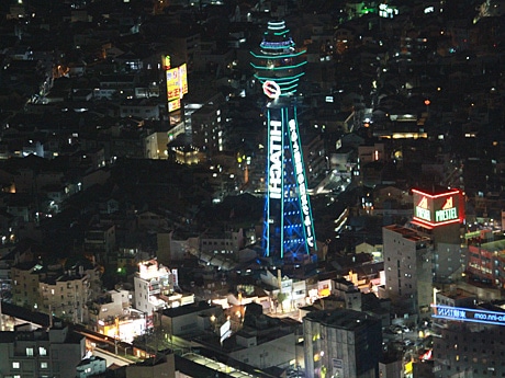 怖すぎる ！スリル満点な「通天閣」の“跳ね出し展望台”を体験してきた - LIVE