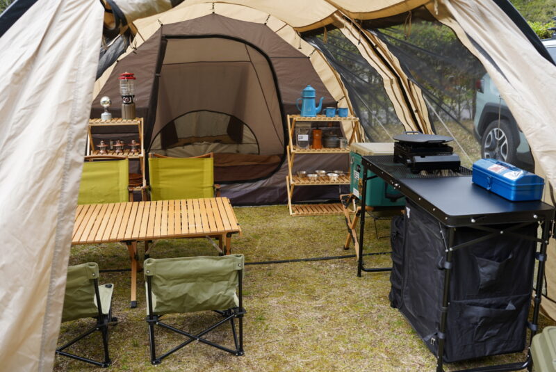 ごい次回ソロキャンプレイアウト構想。 必要なものは揃っていて、 最小限の動きでなんでも届くが、 ごちゃごちゃしてるなぁ😓これから小物出そうと思ったのに🤣