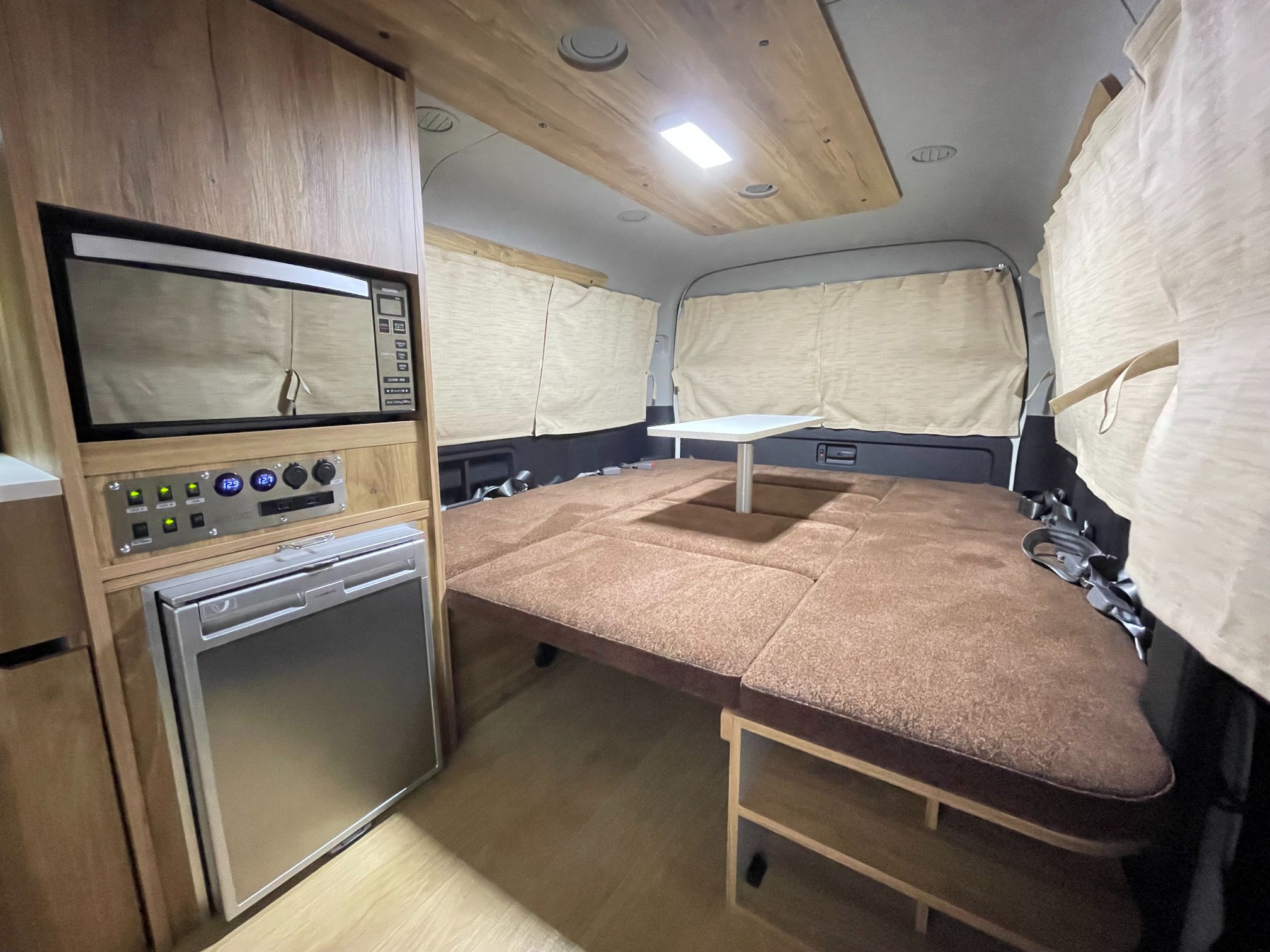 8人乗車3人就寝、大人のツインベッド旅が似合うオシャレハイエースキャンピングカーAUTO CAMPER オートキャンパー