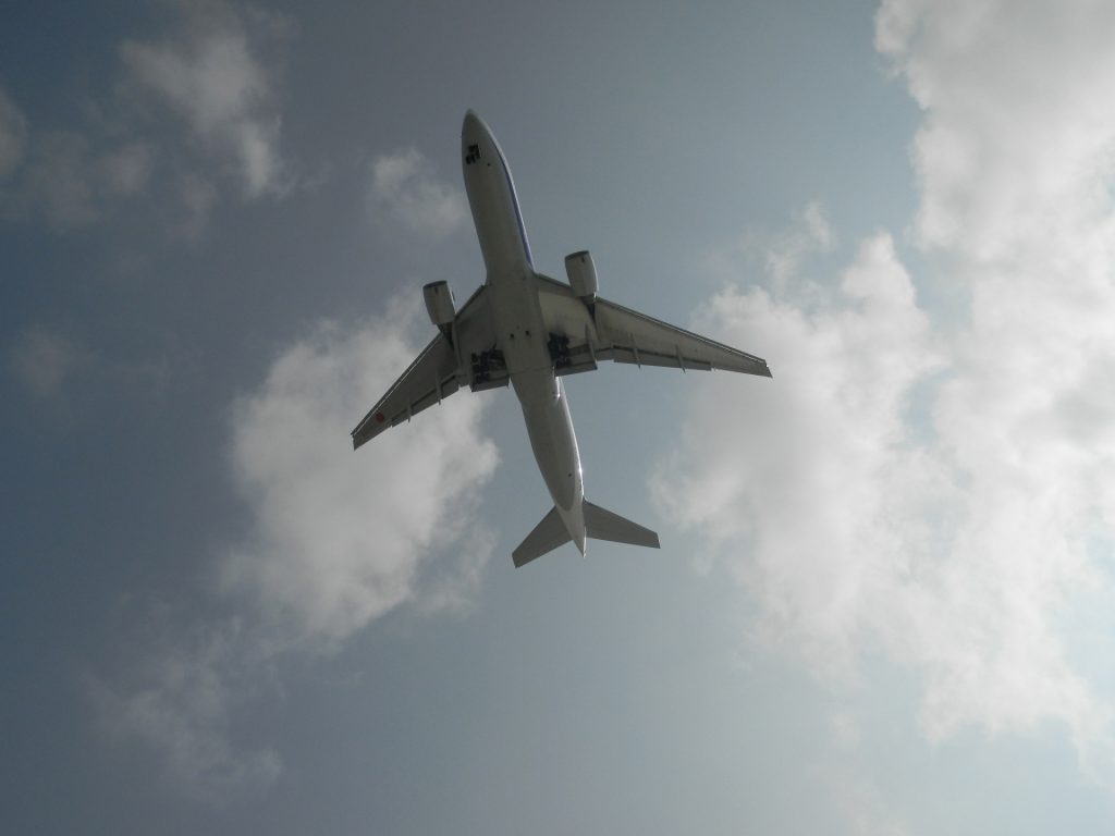 機内での過ごし方 元CAの快適な長距離フライトルーティンとは