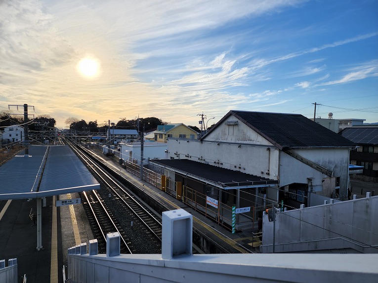 6日目その7】軍需工場の最寄り駅だった飯田線「牛久保駅」で下車！重厚な戦時建築の駅舎は間もなく解体…☆房総＆東海道木造駅舎詣の旅 -  房総＆東海道木造駅舎詣の旅