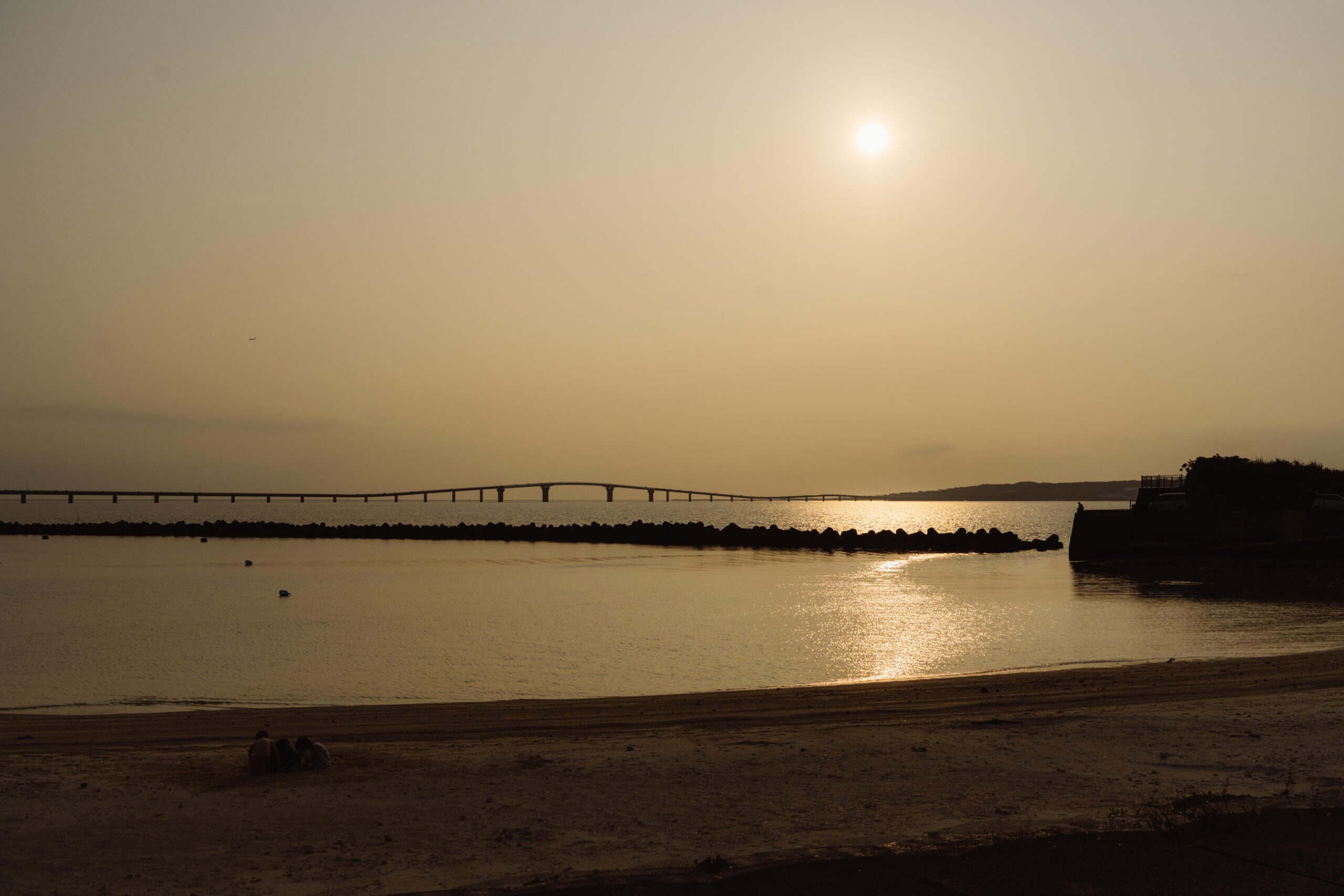 ◇ サンセットSUPツアー ☆宮古島の夕陽を見ながら海上散歩☆1グループor少人数制☆お一人様より可☆写真データ付き！ 18時頃からスタート♪オーシャンズ21-
