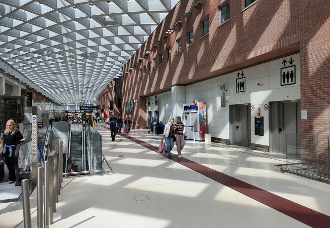 ヴェネツィアのマルコポーロ空港から水上バスに乗ってホテルへ🚤 ヴェネツィアは素敵な街ですね🌟ヴェネツィアマルコポーロ空港マルコポーロ空港への水上バスからヴェネツィア水上バスエミレーツ航空ファーストクラスエアバスa380エアバスａ３８０型機