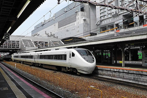 京都駅０番ホームに到着する緩行線列車 - 斬剣次郎の鉄道・バス斬り