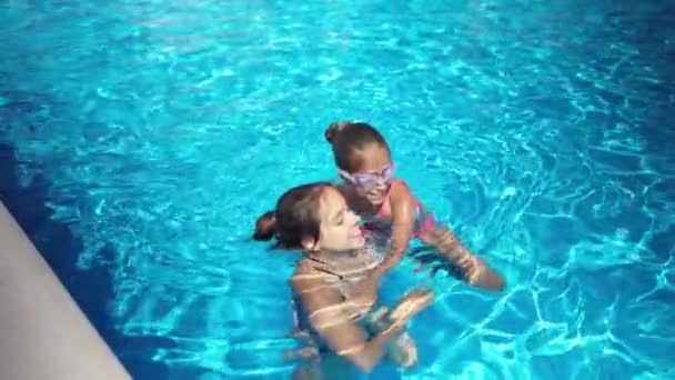 水の本物の撮影で泳ぐプール