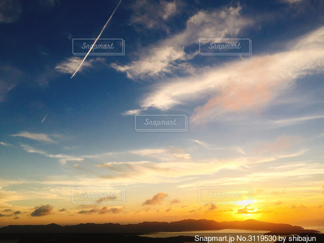 1,762 飛行機雲 夕焼け Stock Photos,