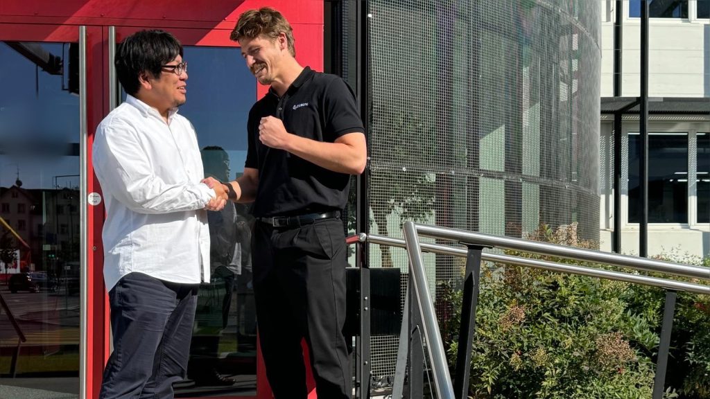 誰か説明してくれない？スイスのトイレってなんでコンセントがあるの？スイスの家、これで3軒目だけど、全部トイレにコンセントついてるんだよね:r Switzerland