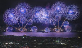 2023びわ湖大花火大会所在地：滋賀県大津市 撮影日：2023年8月8日 琵琶湖の夏の風物詩となっている、びわ湖大花火大会 。2023年は「夏のシガリズム～復活のびわ湖大花火大会」をテーマに、