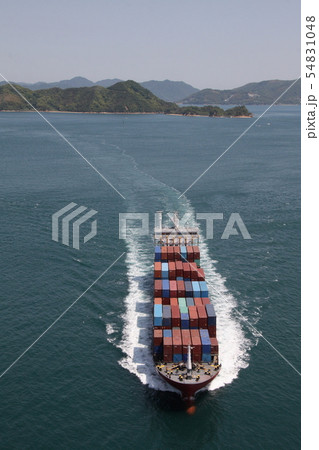 船首下部の前方に突き出た球状部分が「バルバス・バウ」⛴️水面で船首が波をつくるよりも前方にあらかじめ波を作り出します。水面で船首が水を掻き分けて生じる波は、バルバス・バウによって生じた波とは逆位相となり、それぞれの山と谷が打ち消しあうことで波を小さく