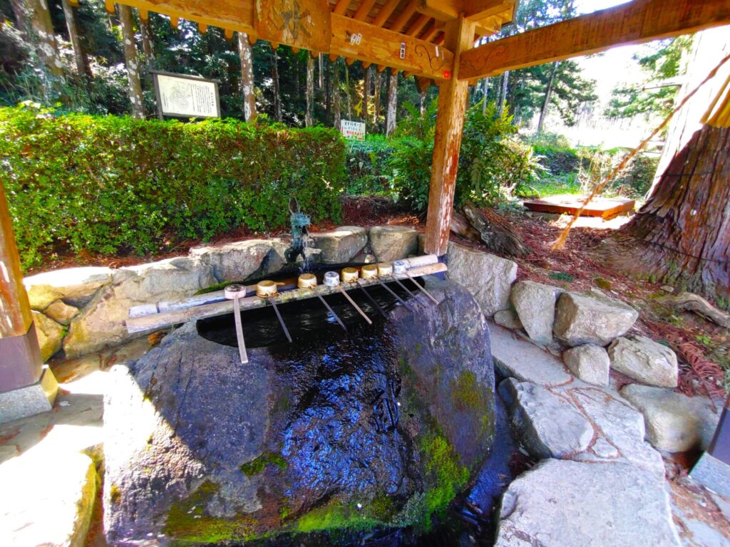 山口県美祢市秋吉町別府厳島神社の神秘的な弁天池の写真素材62257106- PIXTA
