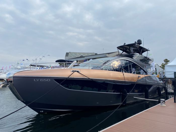 クルーザーヨット 38 GLS 豪華チャーターデイボート!料金はすべて込みです！Getmyboat