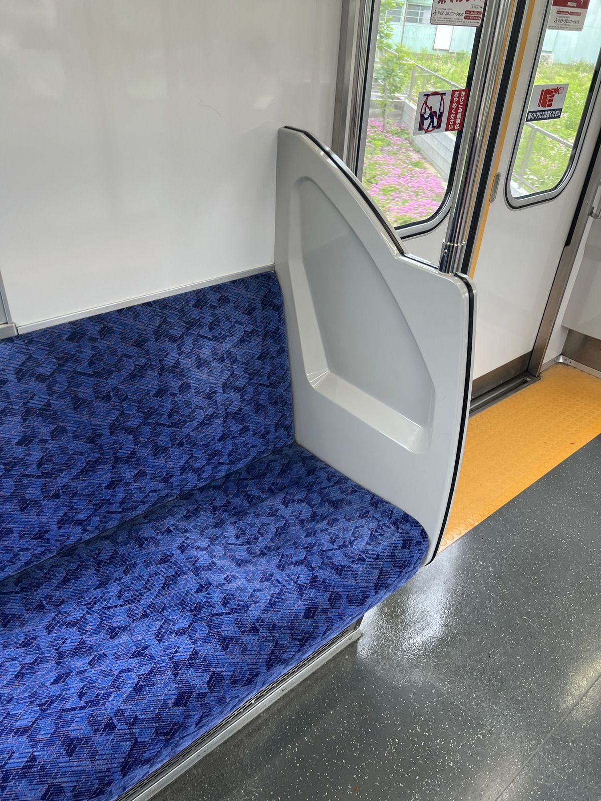 どう思います？ 昼間の仕事なので電車はだいたい座れる。 対面式の長いいすが空いているのですわる。 その瞬間となりの席の人が突然横へ移動。その位は我慢。