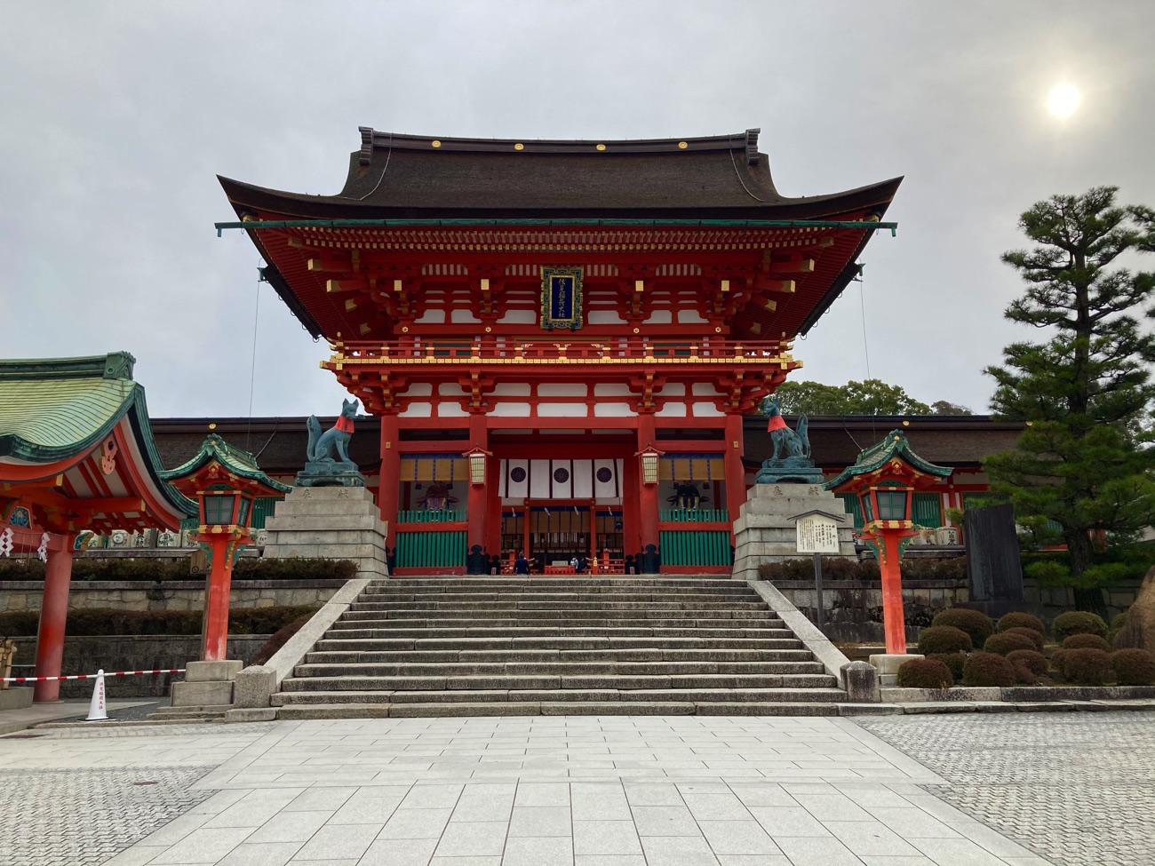 京都 伏見稲荷大社 “お稲荷さん”と親しまれる伏見稲荷大社は、全国に約3万社ある稲荷神社の総本宮。その歴史は平安遷都よりも古く、和銅4年 711