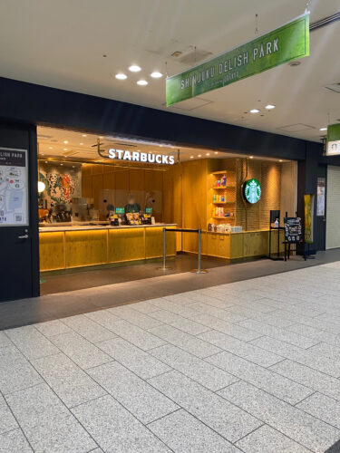 新宿歌舞伎町のスタバ 「東急歌舞伎町タワー」内にできたカフェ『スターバックスコーヒー 東急歌舞伎町タワー店』の居心地をレポート