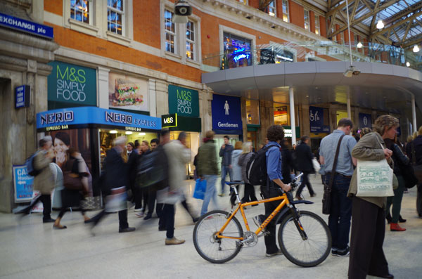 ロンドン郊外日帰り観光：South Western Railway乗車記録 ウォータールー駅構内をスナップ！はじめて旅行奮闘記