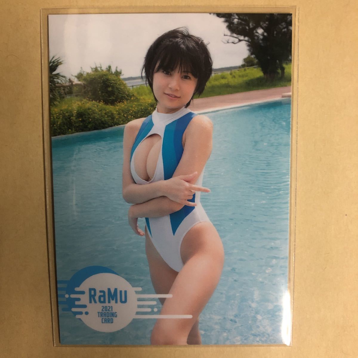 Hカップグラドル・RaMuが水着で爬虫類とたわむれる！美ボディにヘビをからめた衝撃ショット | グラビア特集 | ヤンマガWeb